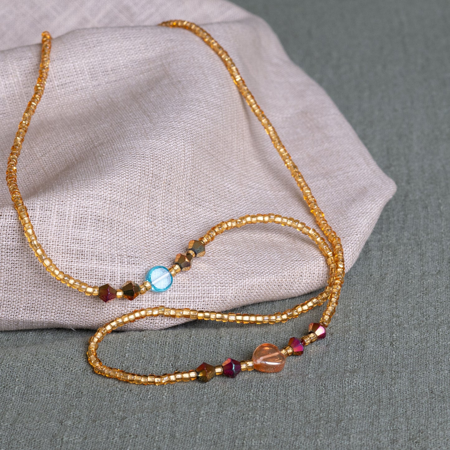 Golden Bliss waist beads in gold tones– handmade Ghanaian body jewelry by Tòma Lina