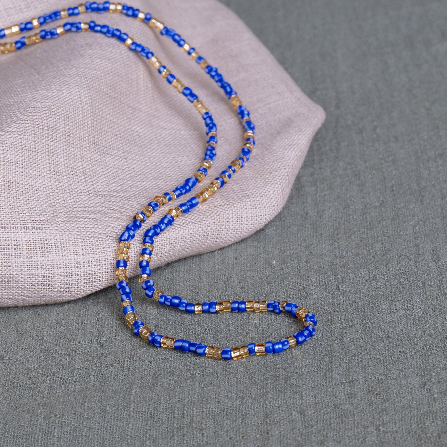 Blue Majesty waist beads in blue – handmade Ghanaian body jewelry by Tòma Lina