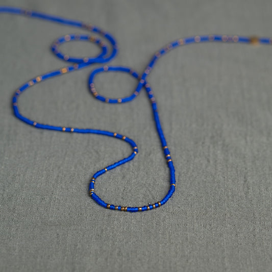 Tòma Lina Electric Blue waist bead, handmade with vibrant Ghanaian beads in a bold blue shade symbolizing confidence, energy and inner strength.