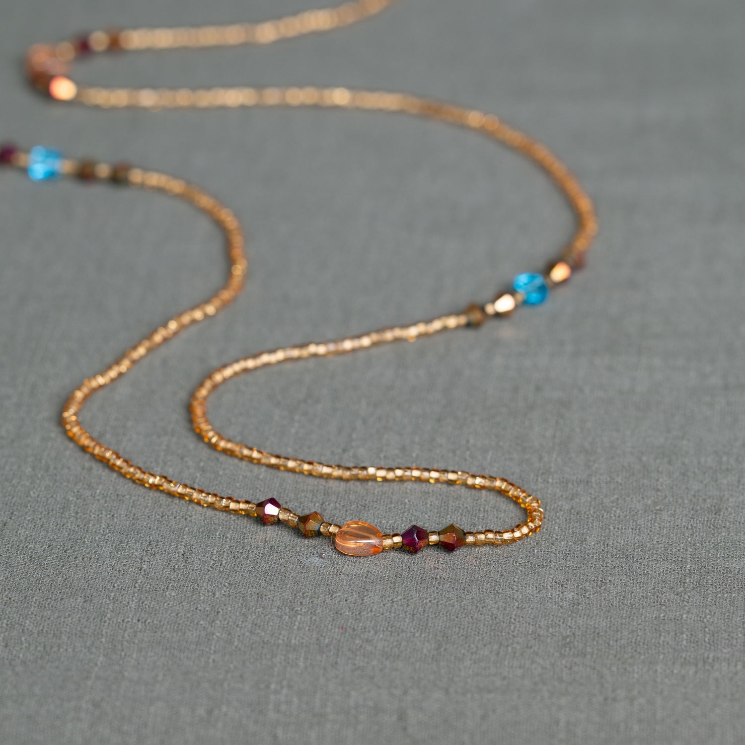 Golden Bliss waist beads in gold tones– handmade Ghanaian body jewelry by Tòma Lina